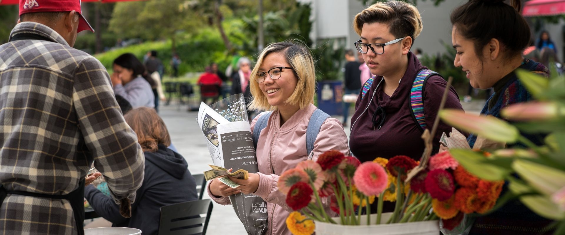 Students buy flowers at the campus farmers market